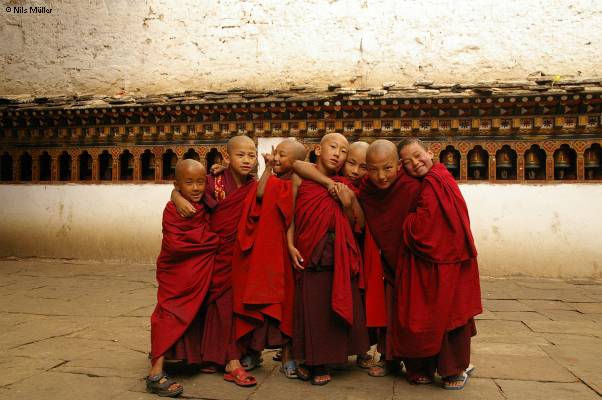 Bhutan; Paro; Mönche im Paro Dzong
